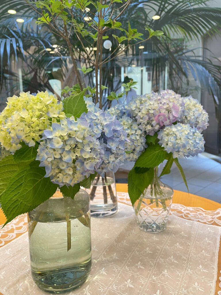 ロビーやラウンジの装飾用テーブルに生けられた紫陽花。施設の共用部分の居心地の良さを示す。